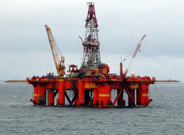oil rig north sea fossil fuel