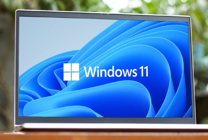 windows-11-running-on-laptop-computer