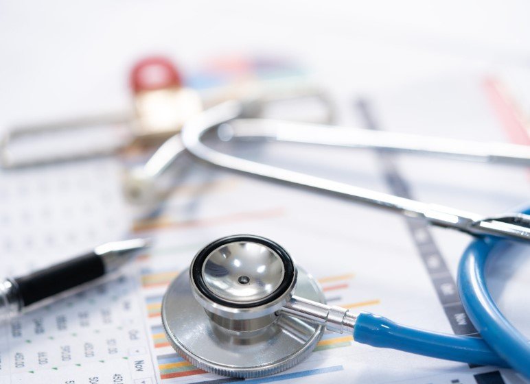 microsoft-ai-diagnosis-healthcare-lab-coat-stethoscope
