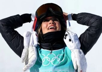 Eileen Gu skiing