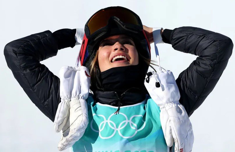 Eileen Gu skiing