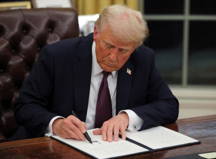 Donald Trump signing executive order