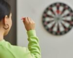darts player throwing