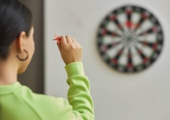 darts player throwing