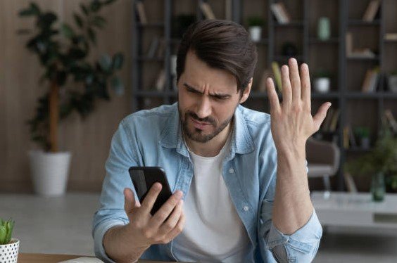 frustrated smartphone users