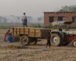 pakistan-farmers-using-machinery
