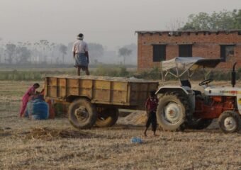pakistan-farmers-using-machinery