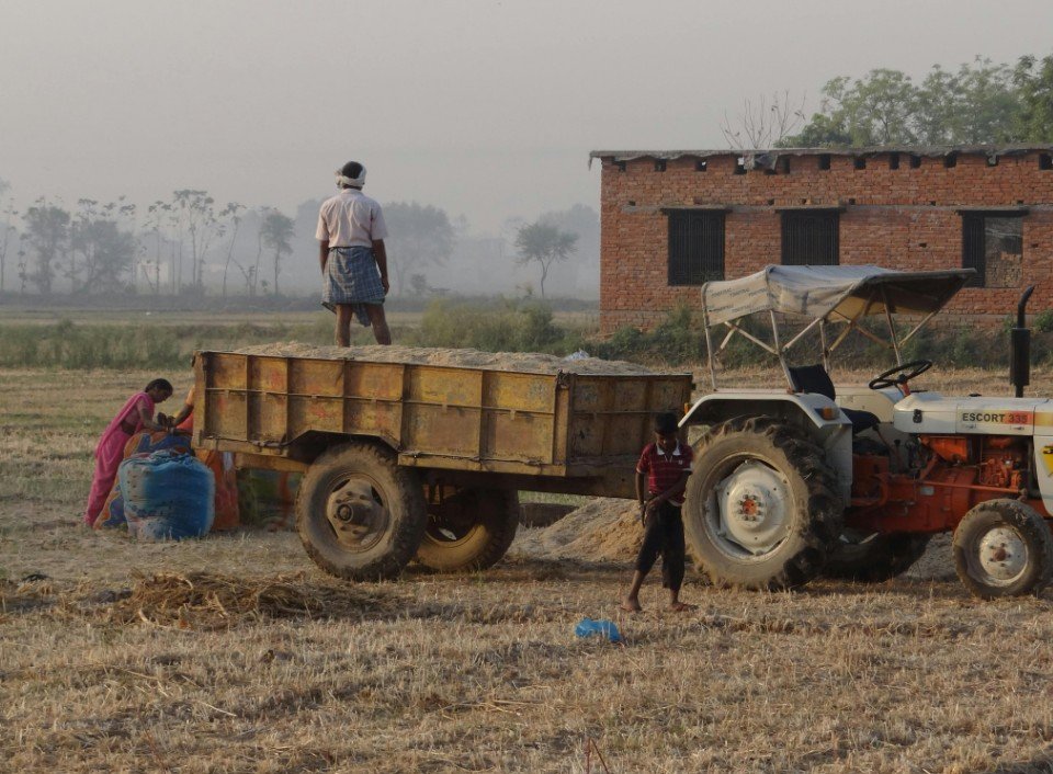 pakistan-farmers-using-machinery