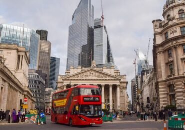 FTSE 100 Plunges as Intertek Shares Tank and Banks Slide