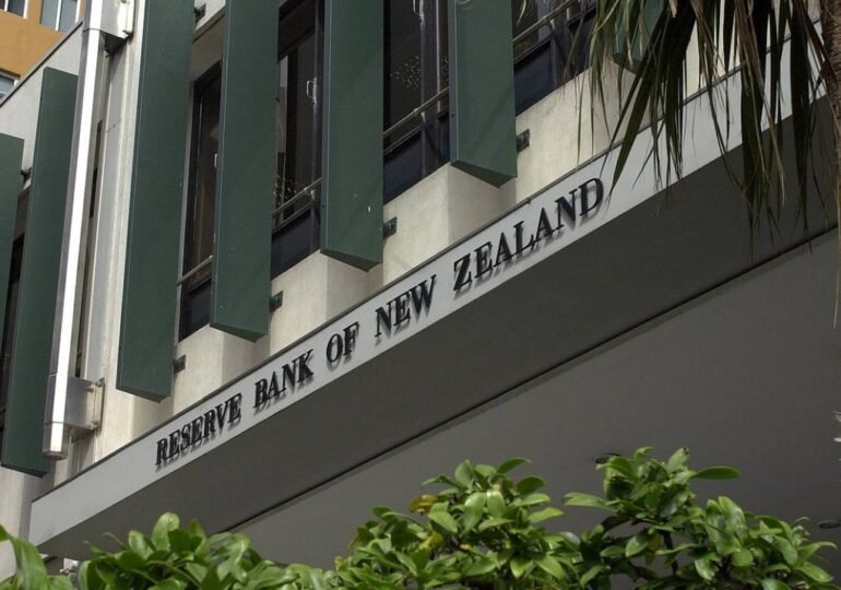 New Zealand Banks Fight Reserve Bank’s Free Cash Service Plan