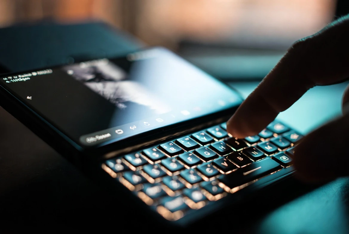 BlackBerry-style QWERTY keyboard smartphone revival hits niche buyers in 2026.